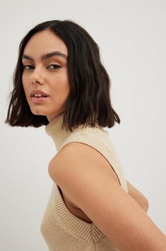 NA-KD Strickad topp med turtleneck - Beige