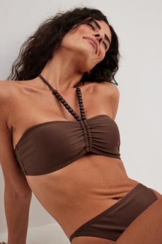 NA-KD Swimwear Bikinitopp med halterneck och träpärledetaljer - Brown