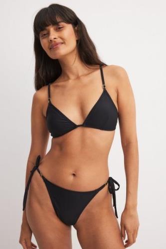 NA-KD Bikinitrosor med metalldetaljer och knytband - Black