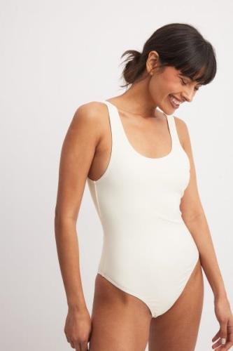 NA-KD Swimwear Baddräkt med hög benskärning - Offwhite