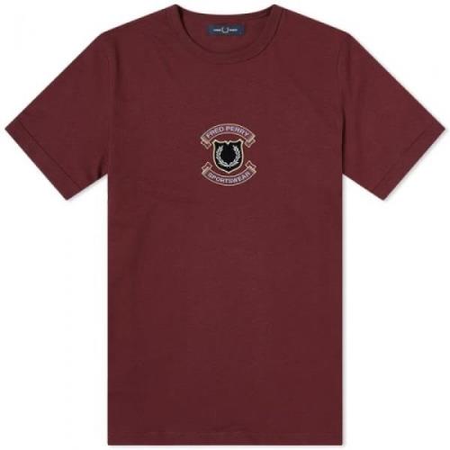 Fred Perry Broderad Shield T-shirt i Mahogny Red, Herr