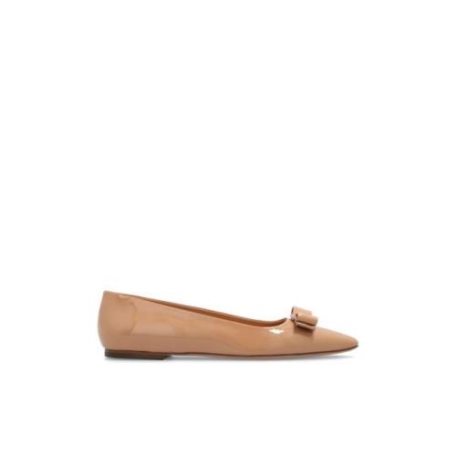 Salvatore Ferragamo ‘Vara’ patent Ballerinaskor Beige, Dam