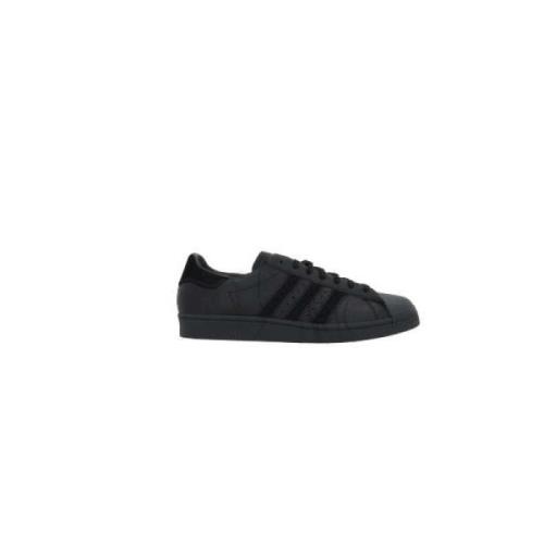 Y-3 Svarta Låga Sneakers i Läder med 3-Stripes Detalj Black, Herr