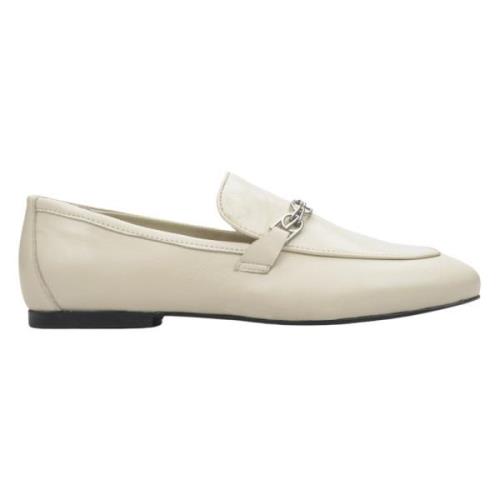 Estro Kvinnors Ljus Beige Läder Penny Loafers med en Silverkedja Er001...