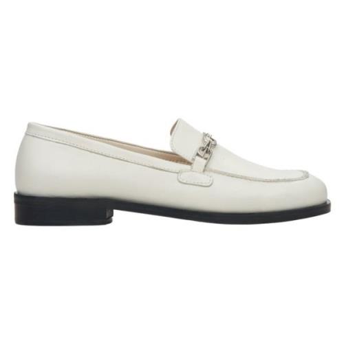 Estro Kvinnors Kräm Beige Läder Loafers med en Silverkedja Er00114675 ...