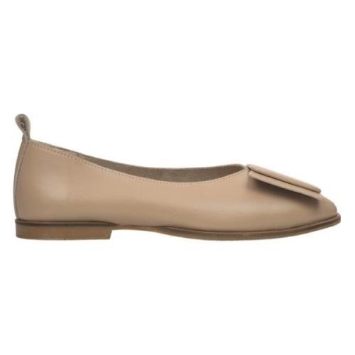 Estro Kvinnors Beige Läder Ballettflats med Dekorativt Prydnad Beige, ...