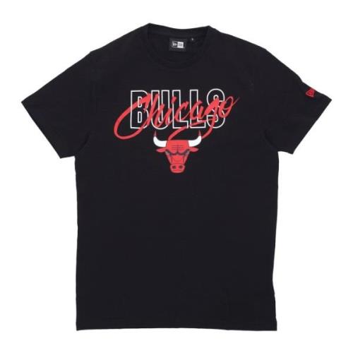 New Era Chicago Bulls Script Tee Svart/Röd Black, Herr