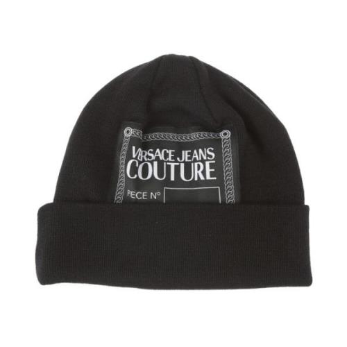 Versace Jeans Couture Svart ullblandning beanie med vit logotyp patch ...