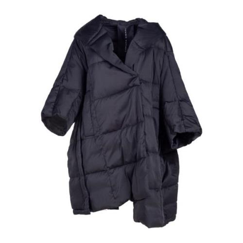 Liviana Conti Quiltad Puffer Cape Jacka i Svart Black, Dam