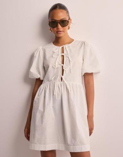 Nelly - Vit - Bow Puff Sleeve Dress